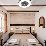 بيت للعطل Stone House