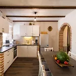 بيت للعطل Stone House