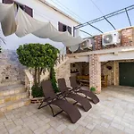 بيت للعطل Stone House