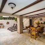 بيت للعطل Stone House