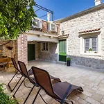 بيت للعطل Stone House