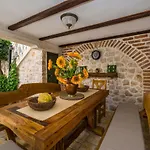 بيت للعطل Stone House *