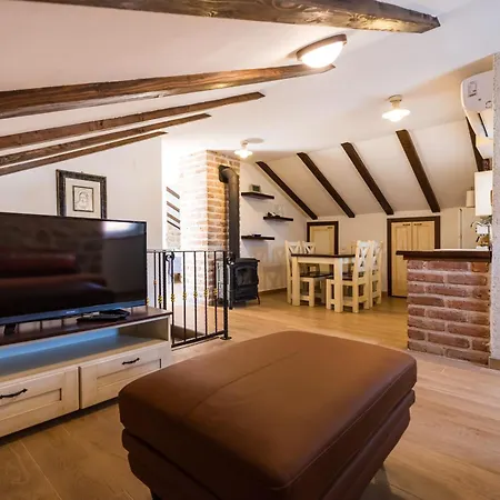 بيت للعطل Stone House