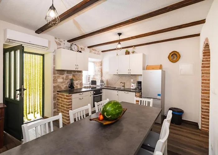 Stone House Vakantiehuis Ražanac