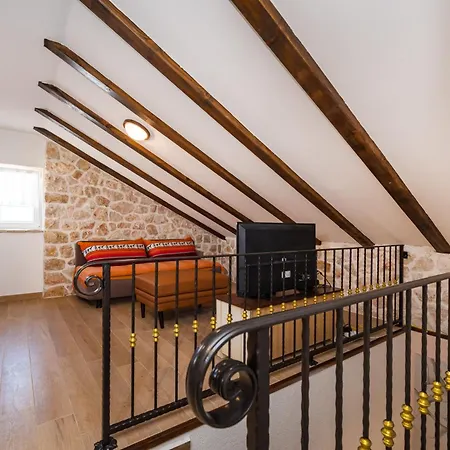 Stone House * Razanac