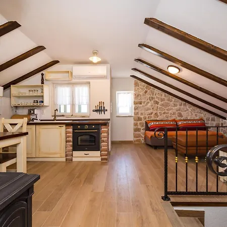 Stone House * Ražanac