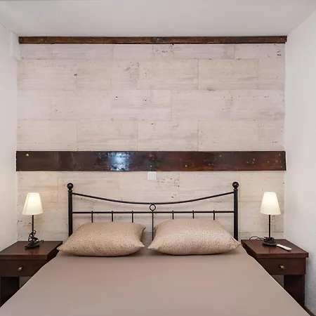 Stone House Hébergement de vacances *