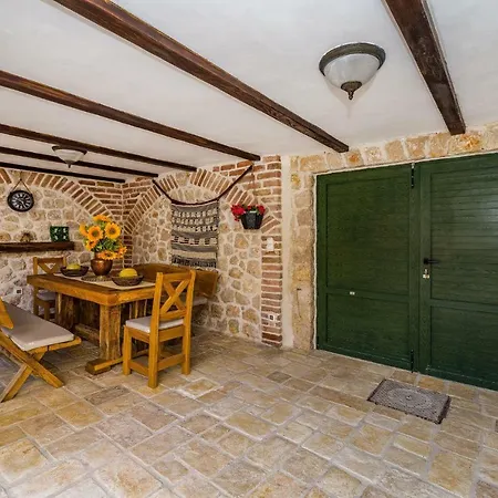 Stone House בית נופש *