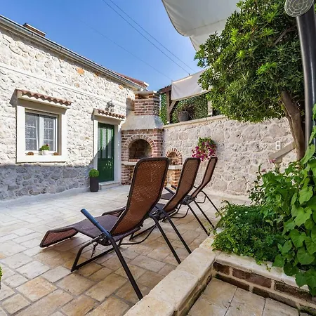 Stone House Ferienhaus