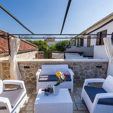 Stone House Hébergement de vacances *